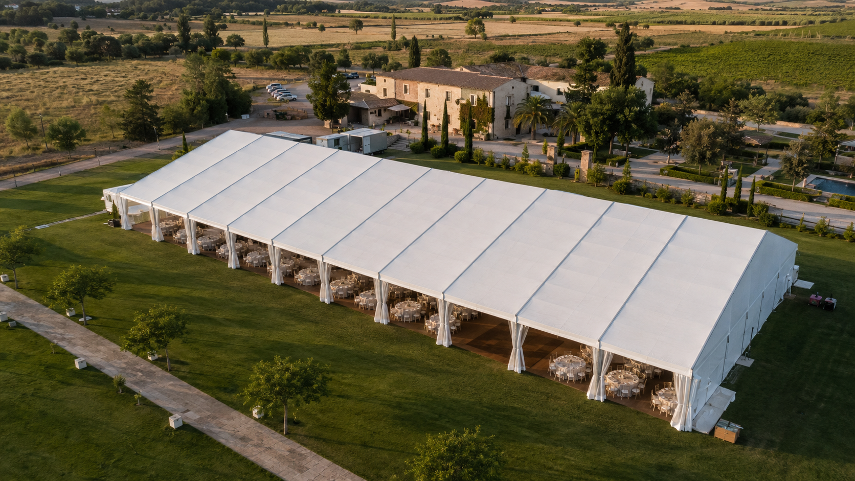 Carpa modular blanca montada en un espacio abierto