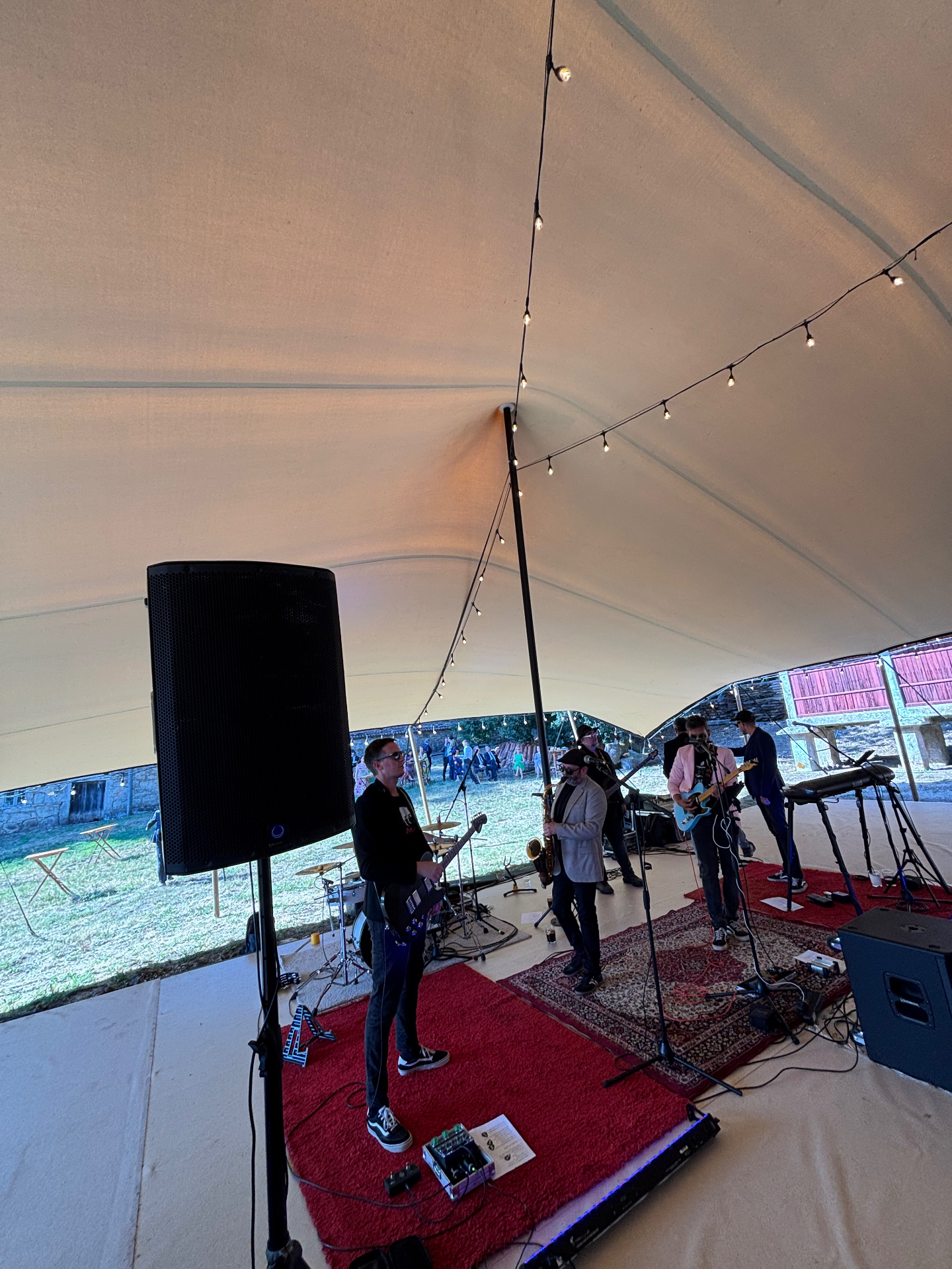 Banda de música en directo bajo carpa tensada