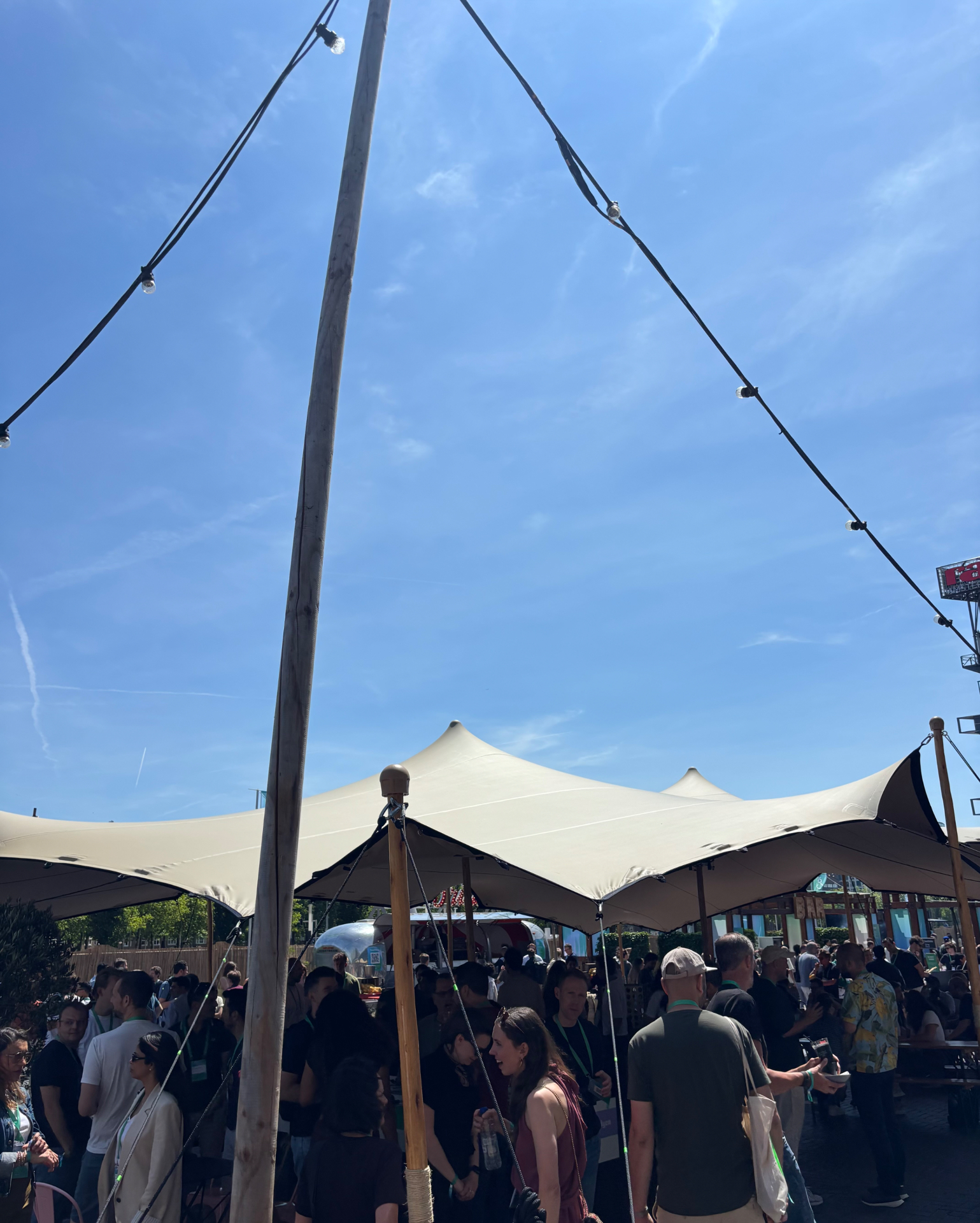 Carpa tensada en evento corporativo al aire libre