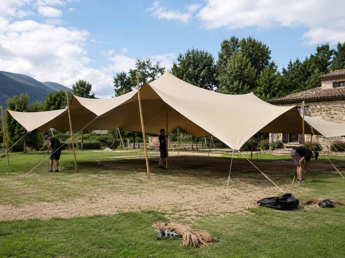 Equipo montando una carpa tensada en finca