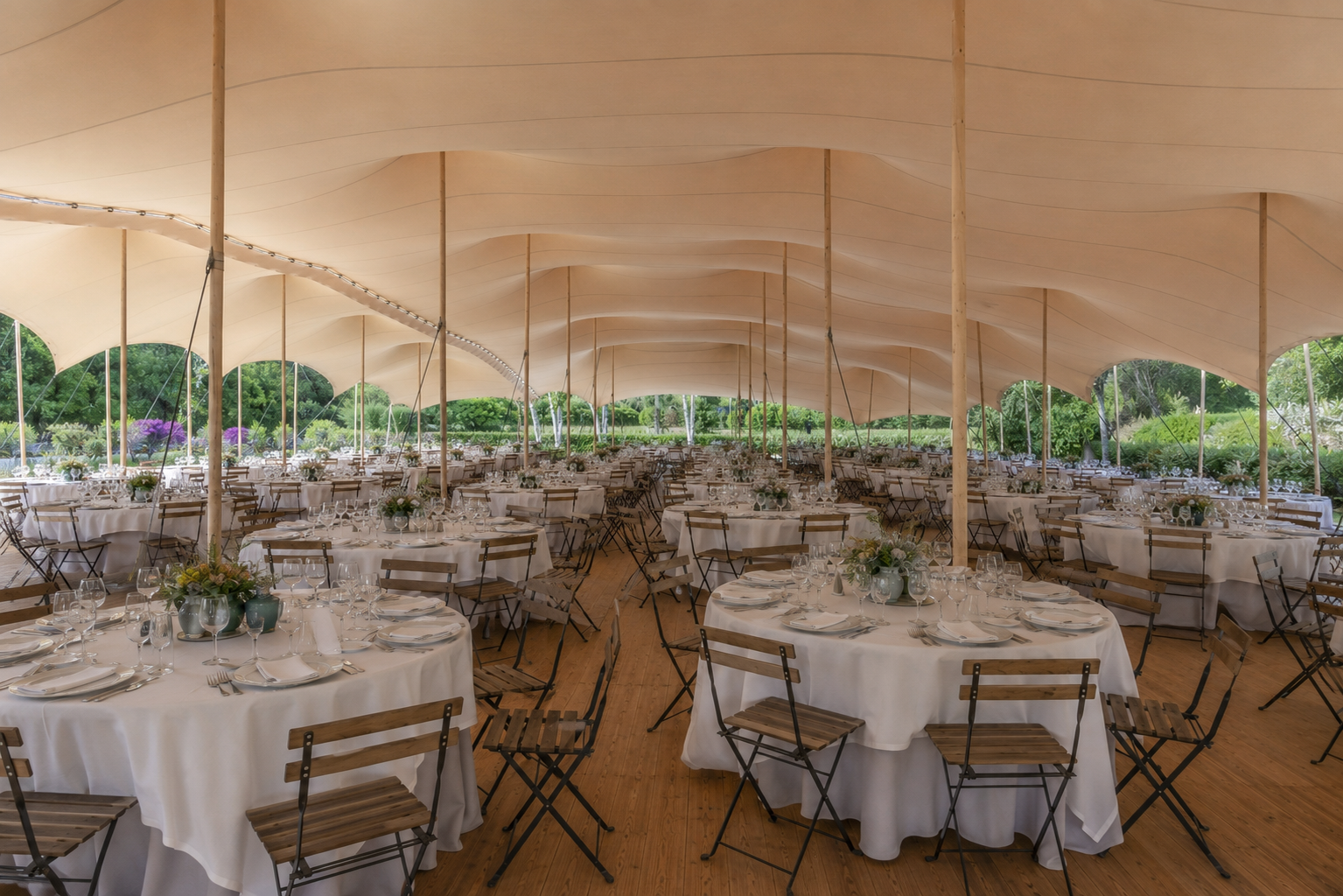 Banquete de boda con mesas redondas bajo carpa beduina