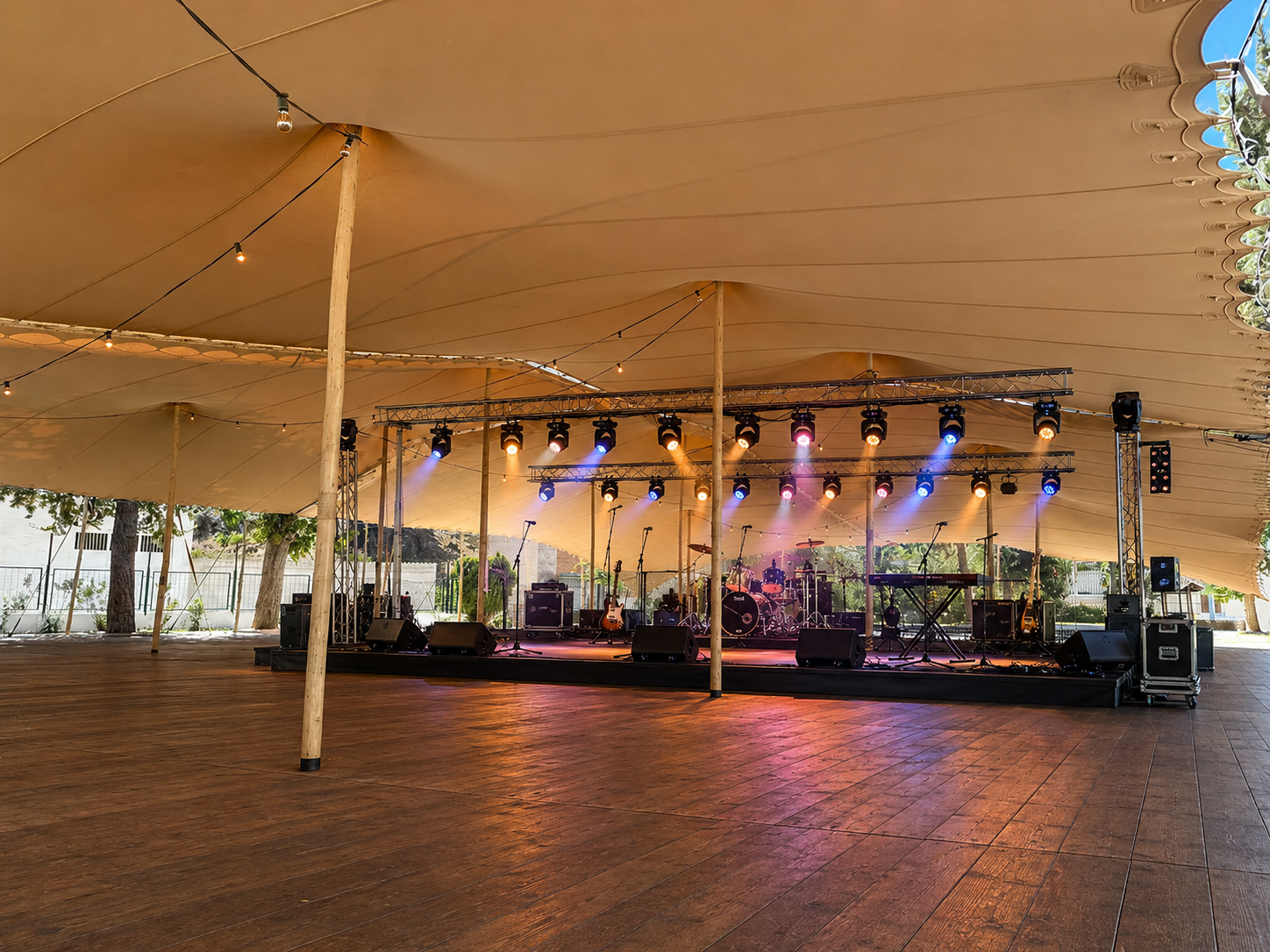 Carpa beduina con escenario y sonido