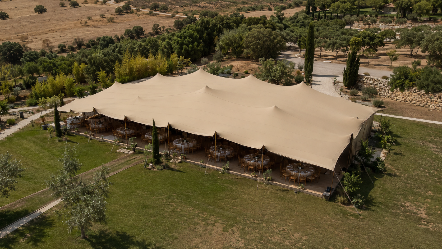 Vista aérea de carpa beduina con banquete montado