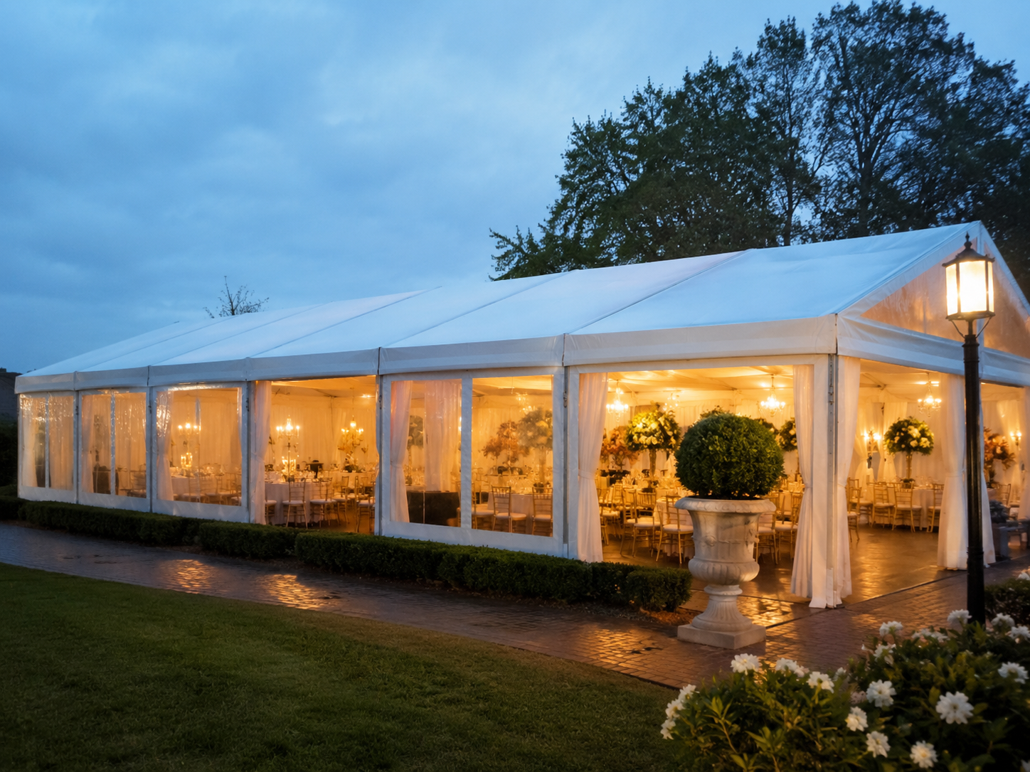 Carpa modular elegante con iluminación cálida, mesas redondas montadas y decoración interior para banquete