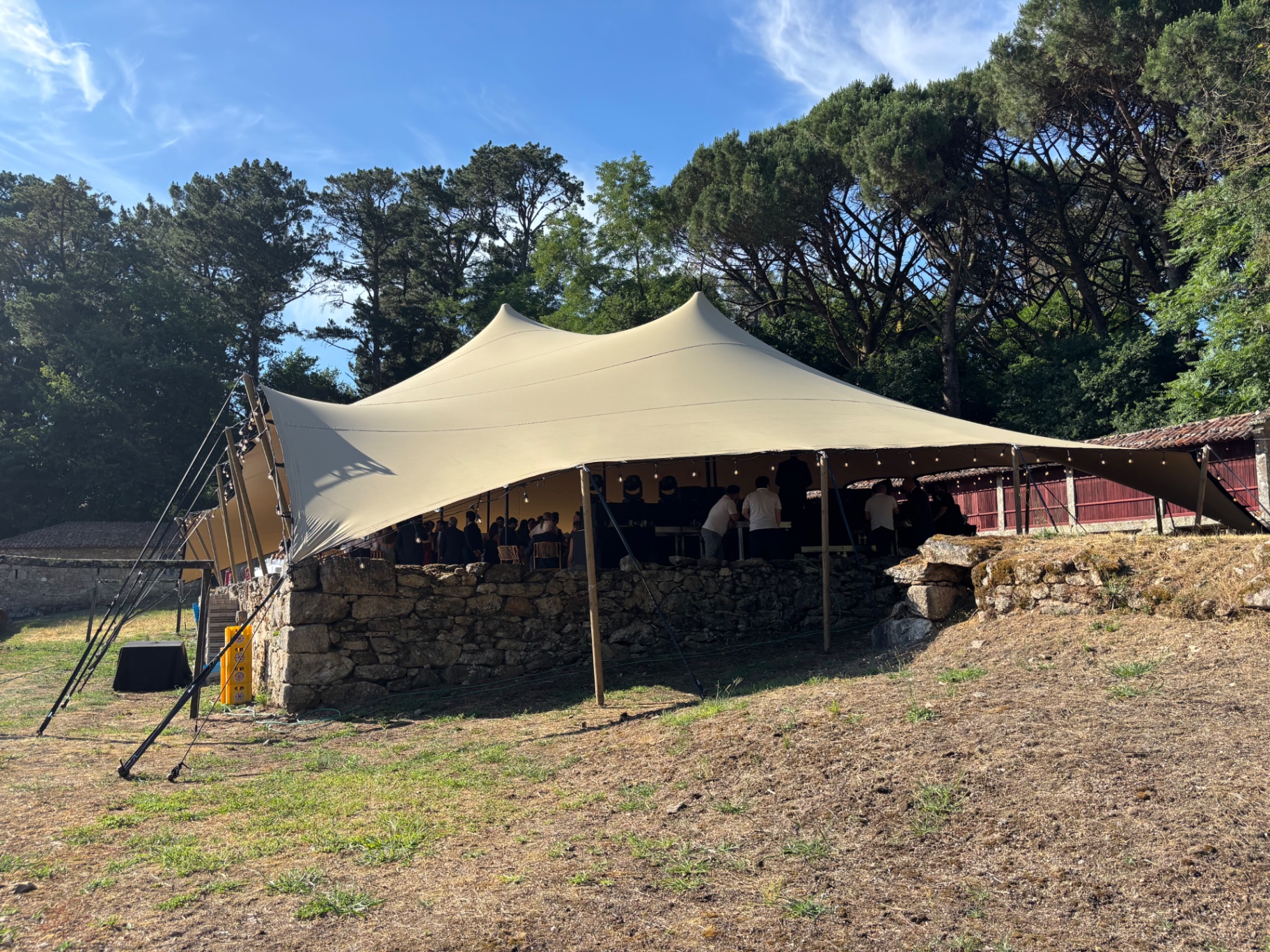 Carpa tensada en finca con invitados