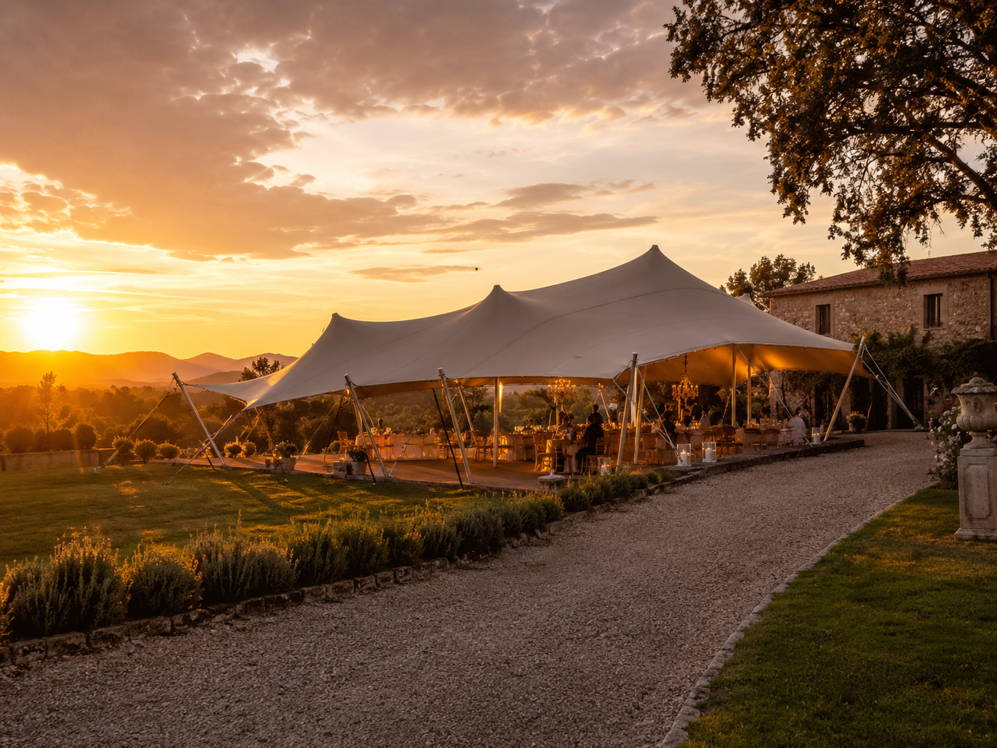 Carpa tensada al atardecer con vistas a la montaña