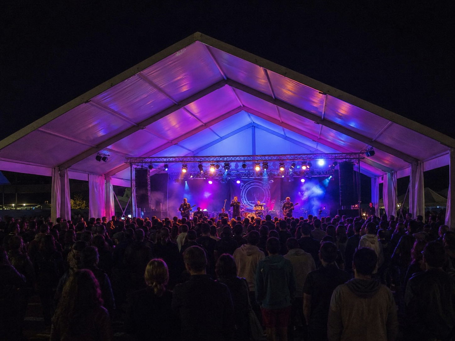 Carpa modular blanca para concierto nocturno con escenario, iluminación y público
