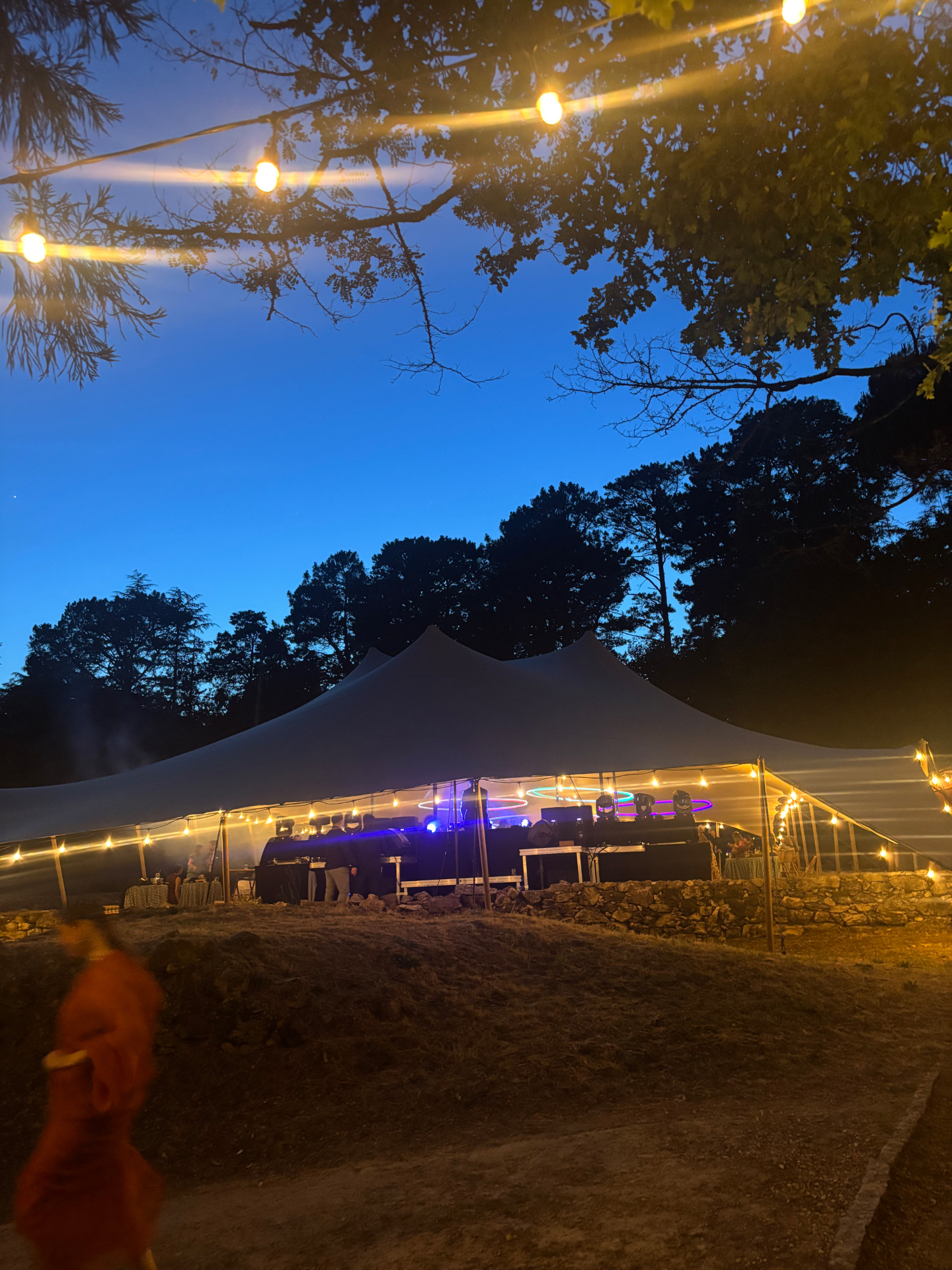 Carpa beduina al anochecer con luces cálidas