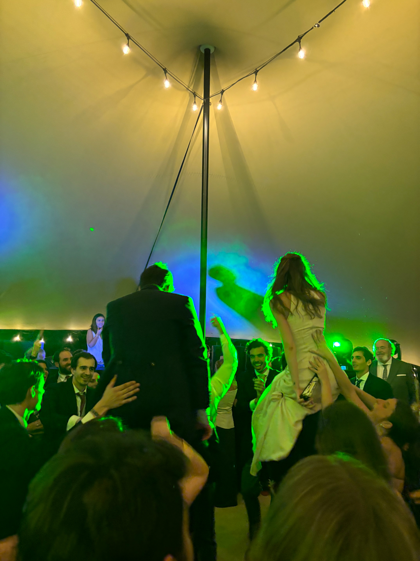 Fiesta con iluminación bajo carpa beduina