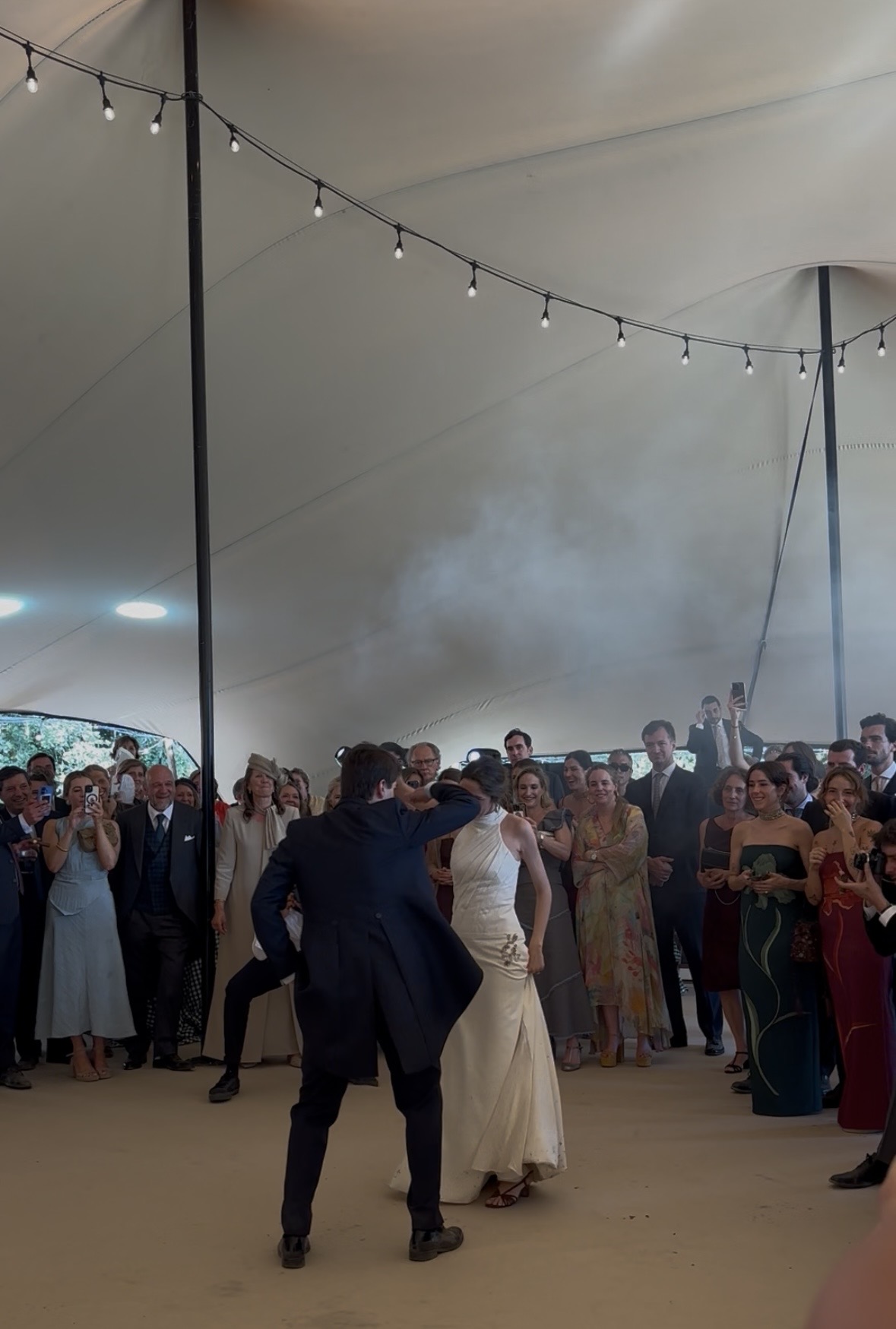 Primer baile bajo carpa tensada con guirnaldas